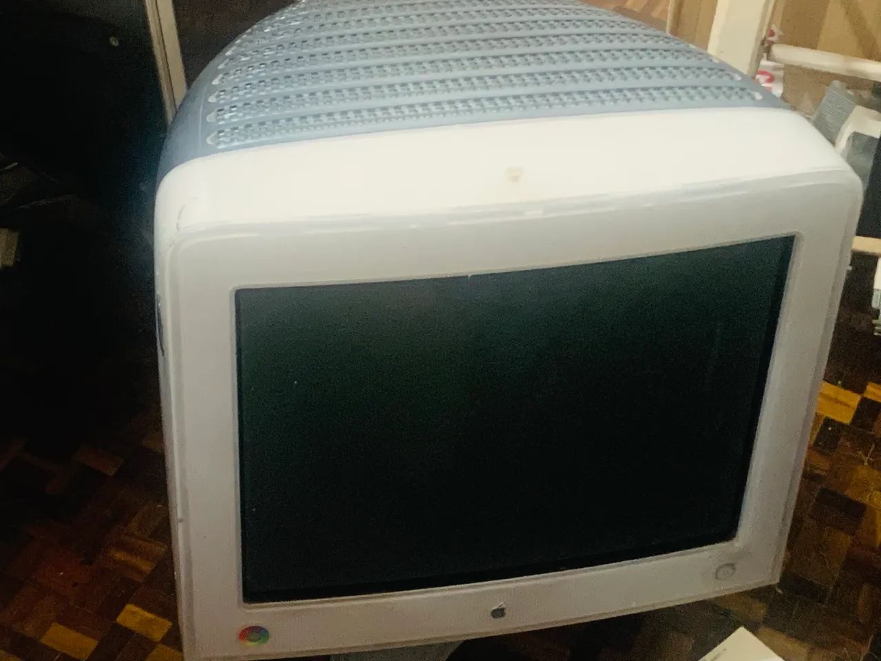 Este é um monitor vintage Apple Studio Display de 17 ou 21 polegadas