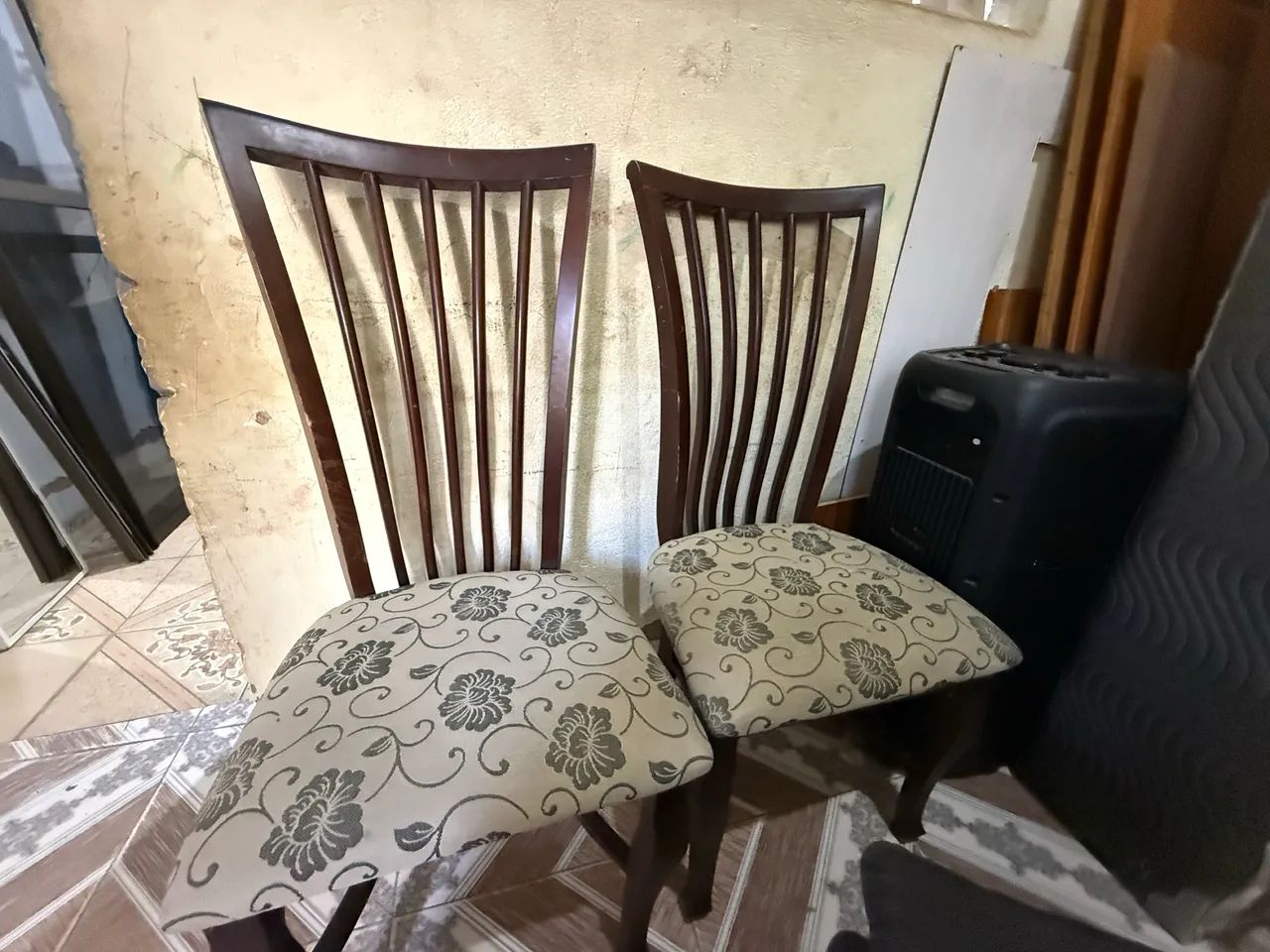 Cadeira de madeira 4 unidades!! Cada uma é 100já é o menor valor  - Foto 3