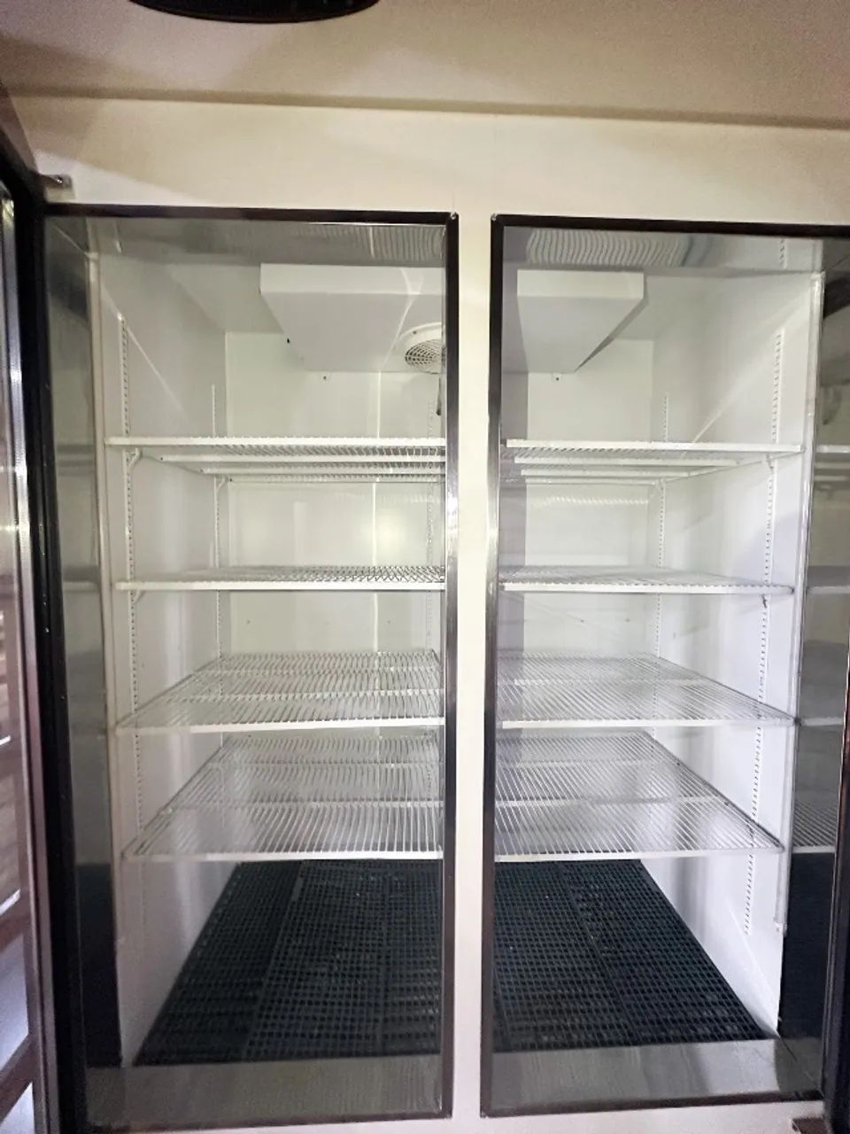 Refrigerador Expositor 2 Portas 220V OºC com acabamento MDF e LED.  - Foto 5