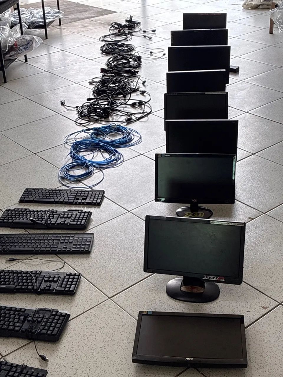 9 monitores, 8 teclados, 7 mouses, + cabos. - Foto 3
