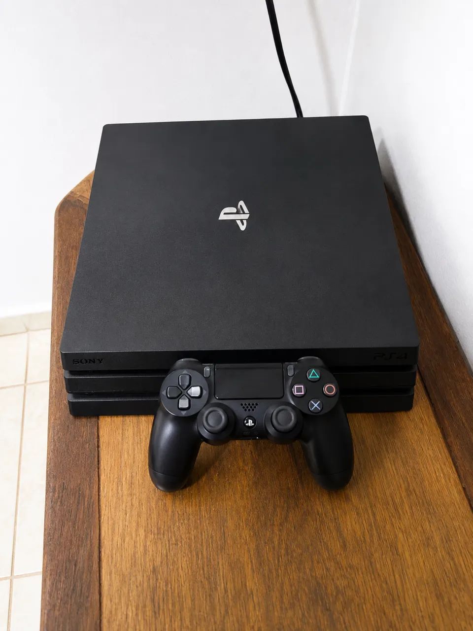 PS4 Pro 1TB + 2 controles - Foto 2