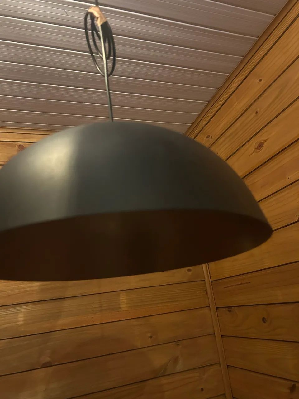 R$300 Luminária pendente meia lua. Cor preta 
