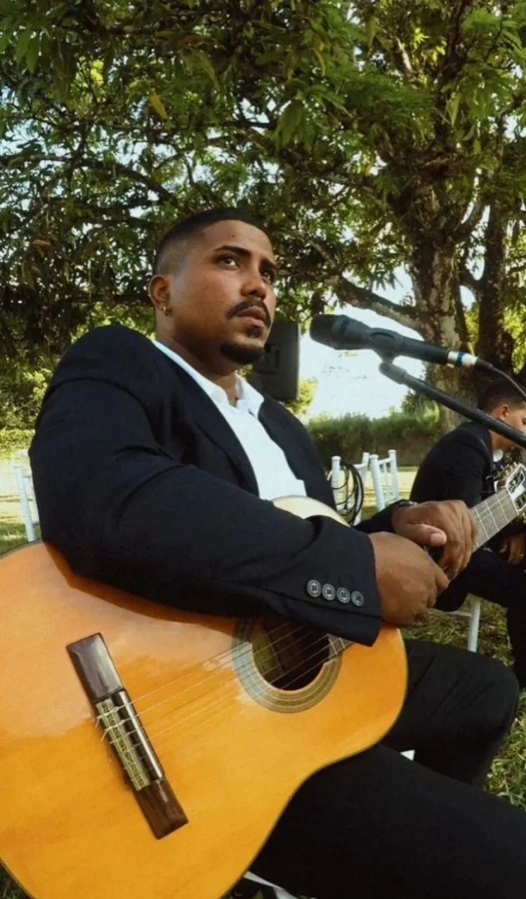 Cantor e banda 