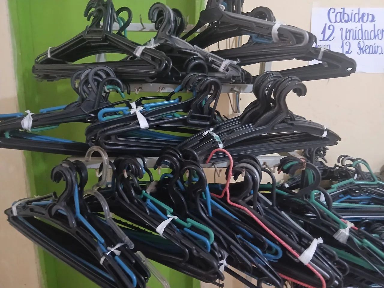 Promoção de cabides e roupas
