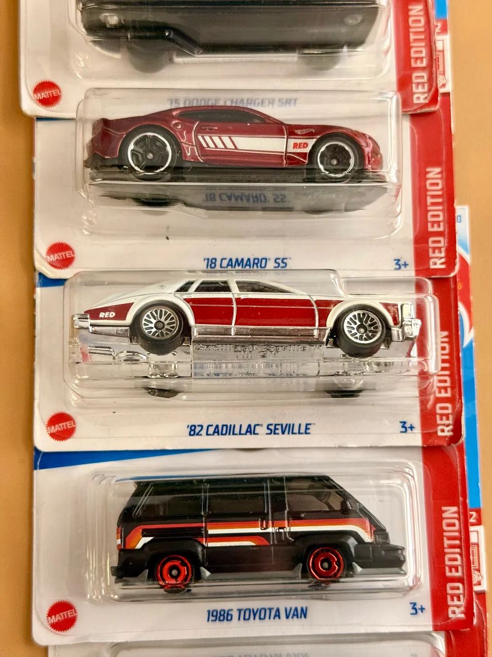 Lote 5 Hot Wheels Red Edition lacrados - Foto 3