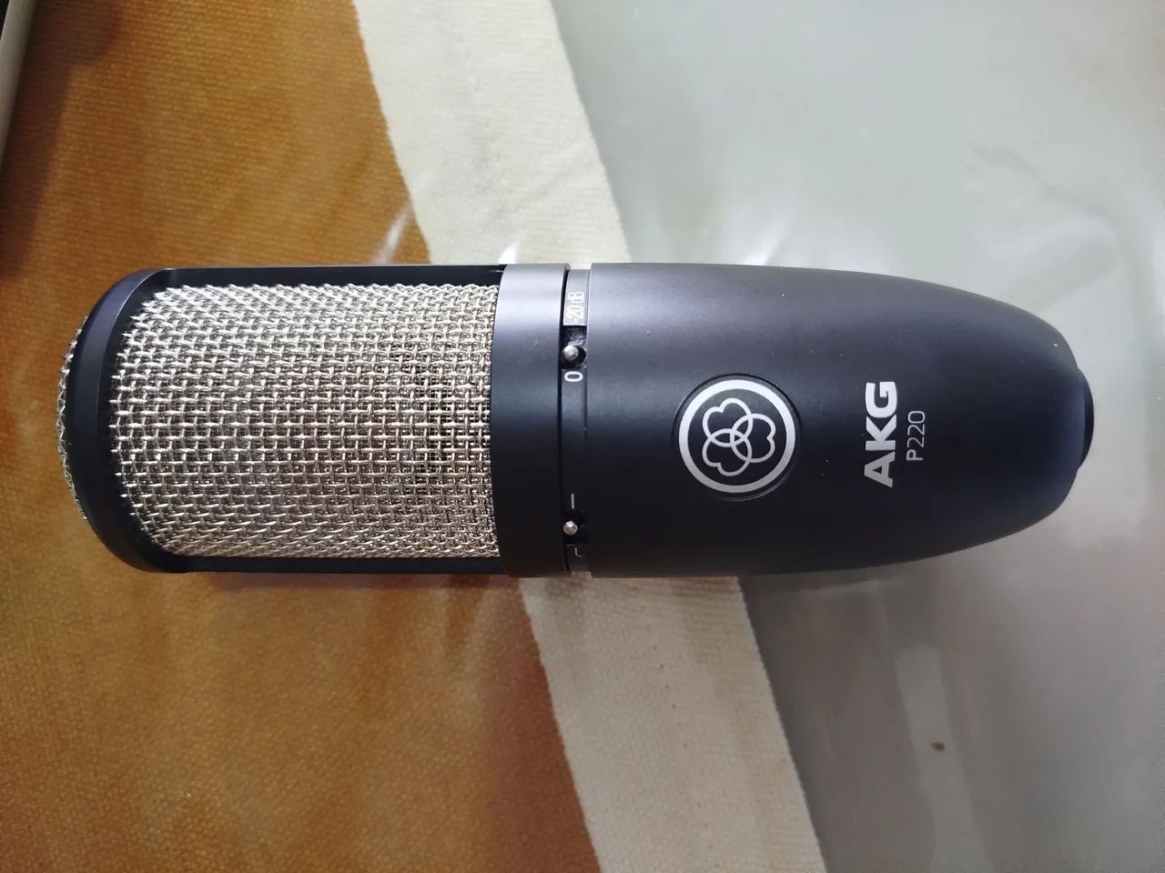Microfone condensador AKG P220 - Foto 3