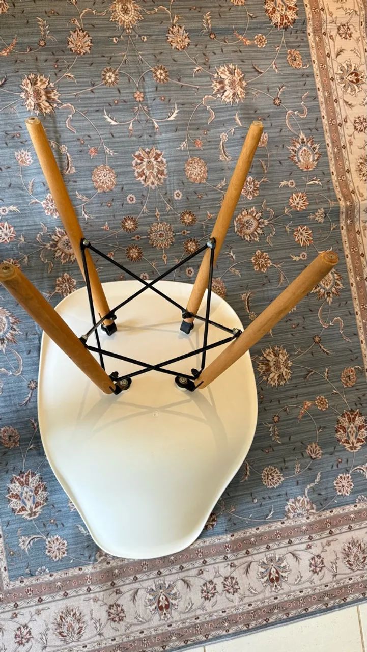 Vendo cadeira Eiffel nunca usada - Foto 2