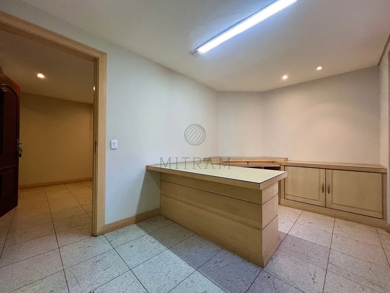 Sala comercial com 2 banheiros e 1 vaga no Centro Cívico - Foto 3