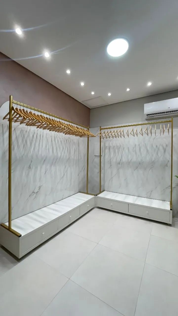Vendo araras com móvel em MDF para lojas de roupas 