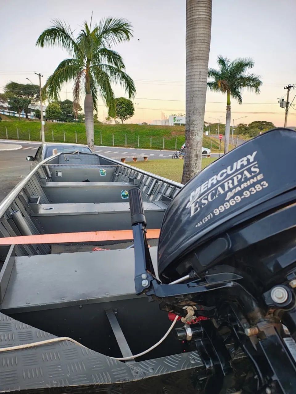 Conjunto completo(canoa, carreta e motor)