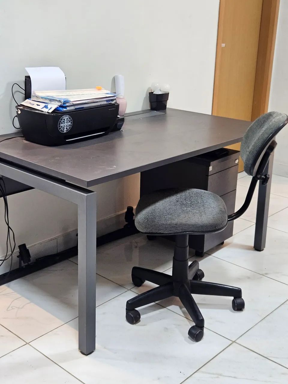 Mesa, gaveteiro e cadeira.