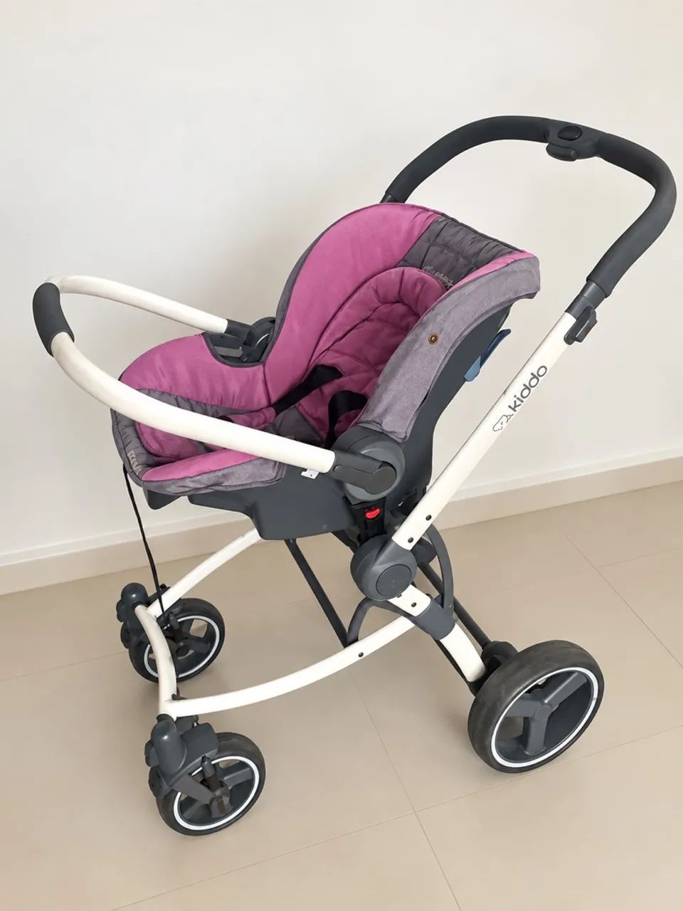 Carrinho de bebê com bebê conforto - Foto 2