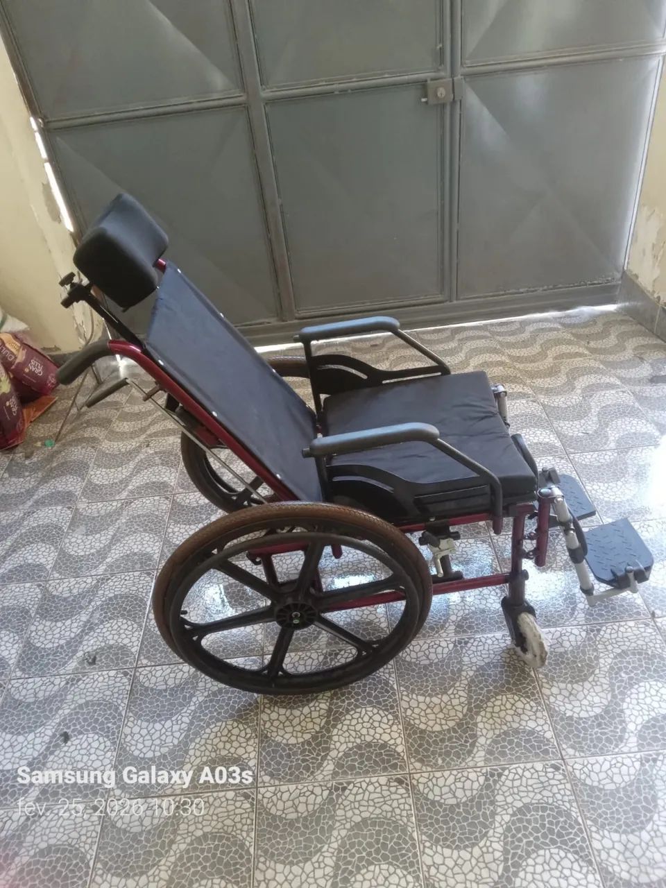 Cadeira de rodas reclinável.