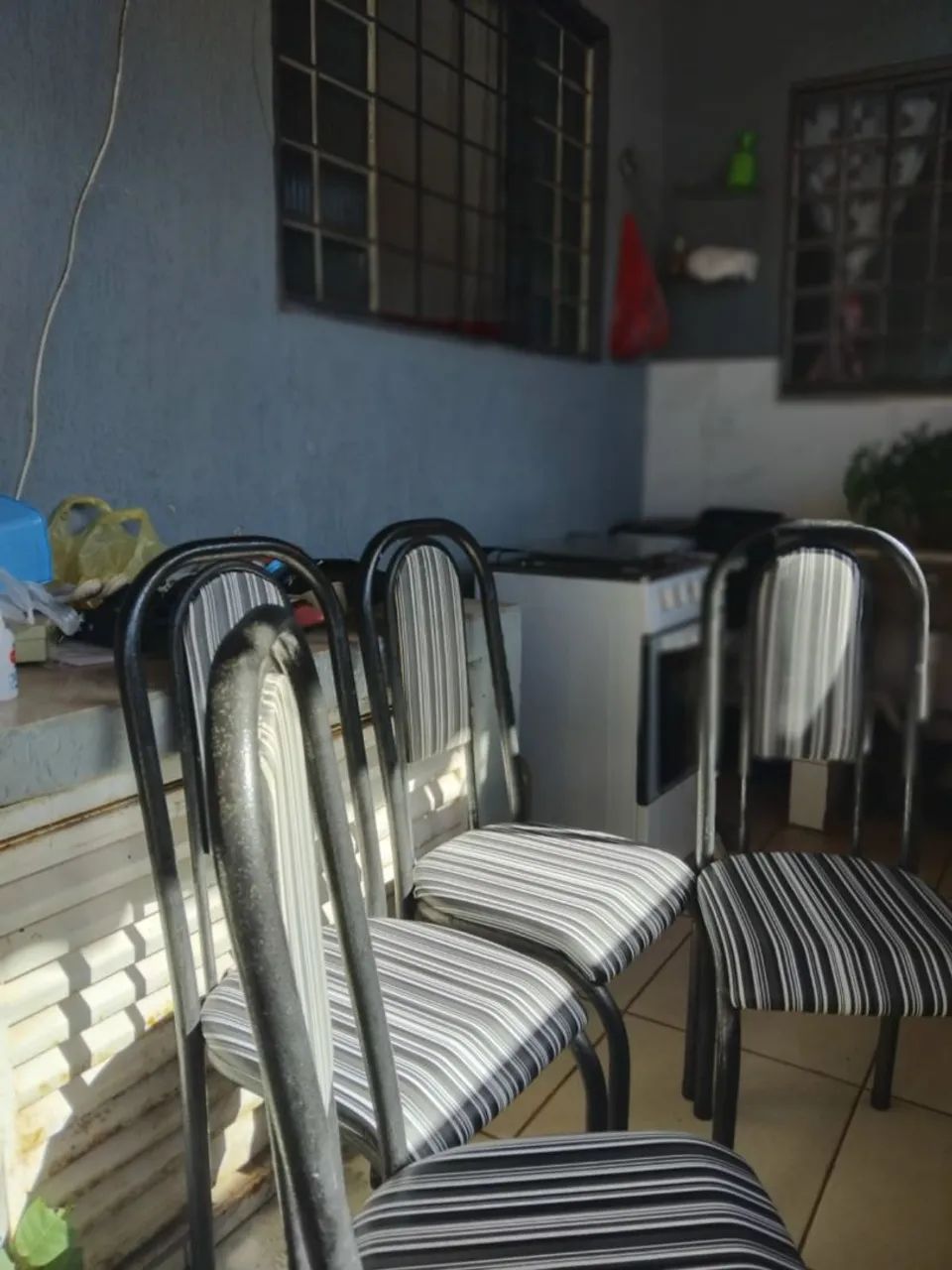 Vende-se 4cadeiras ferro marteladas preto - Foto 2