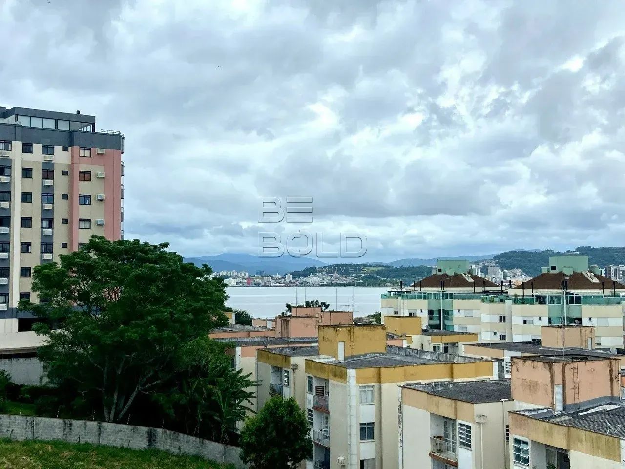 Apartamento amplo com 2 dormitórios e churrasqueira no Marazul no bairro Abraão - Foto 5