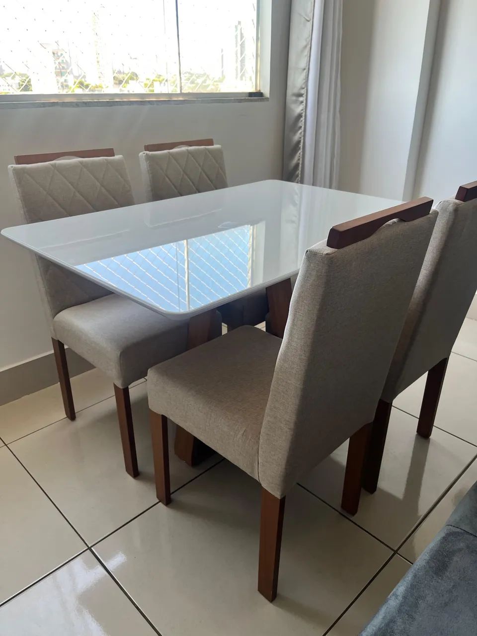 Mesa nova de jantar pintura laca e madeira 