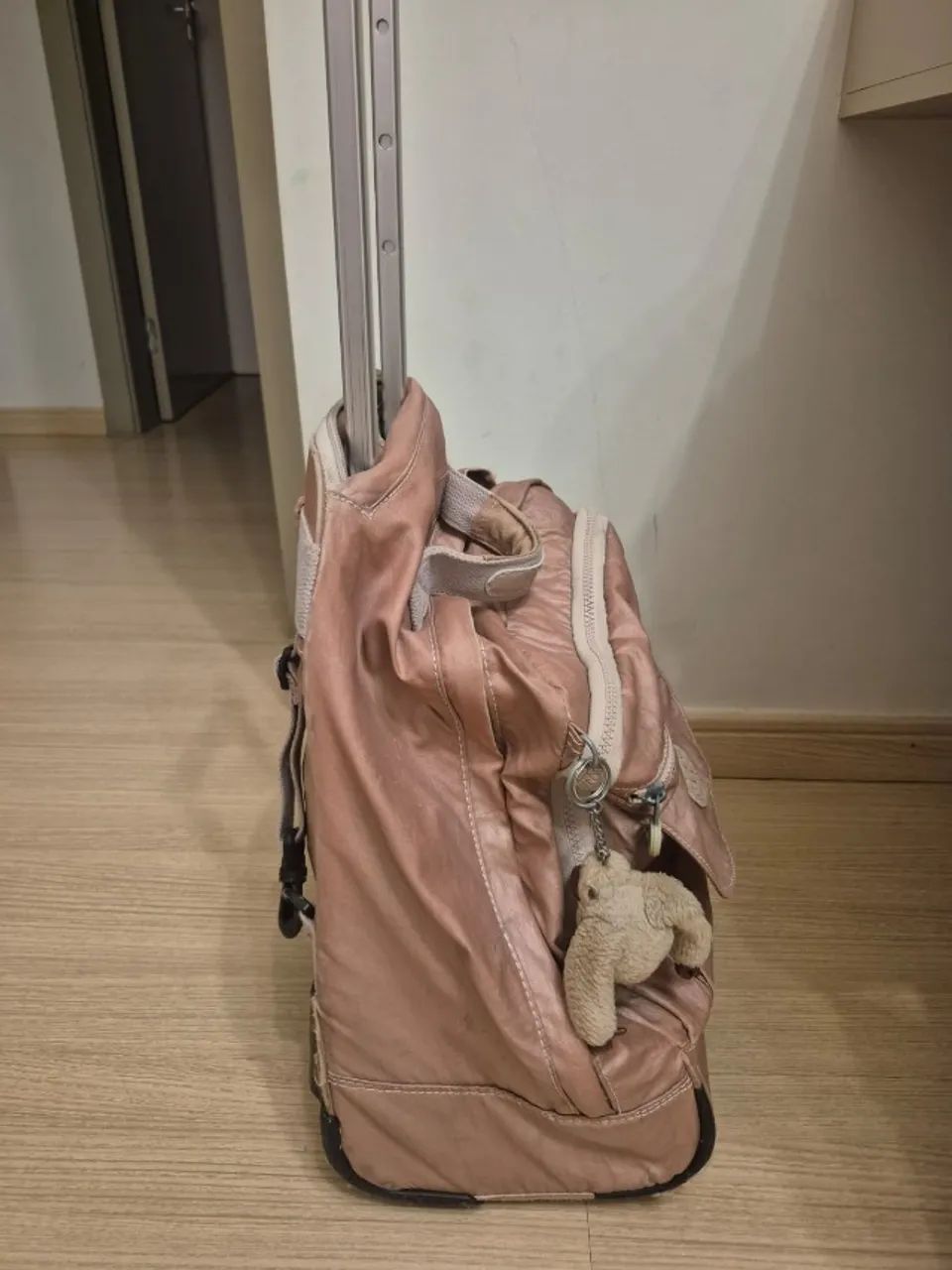 Mochila Original Kipling com rodinhas rosa (usada) - Foto 3