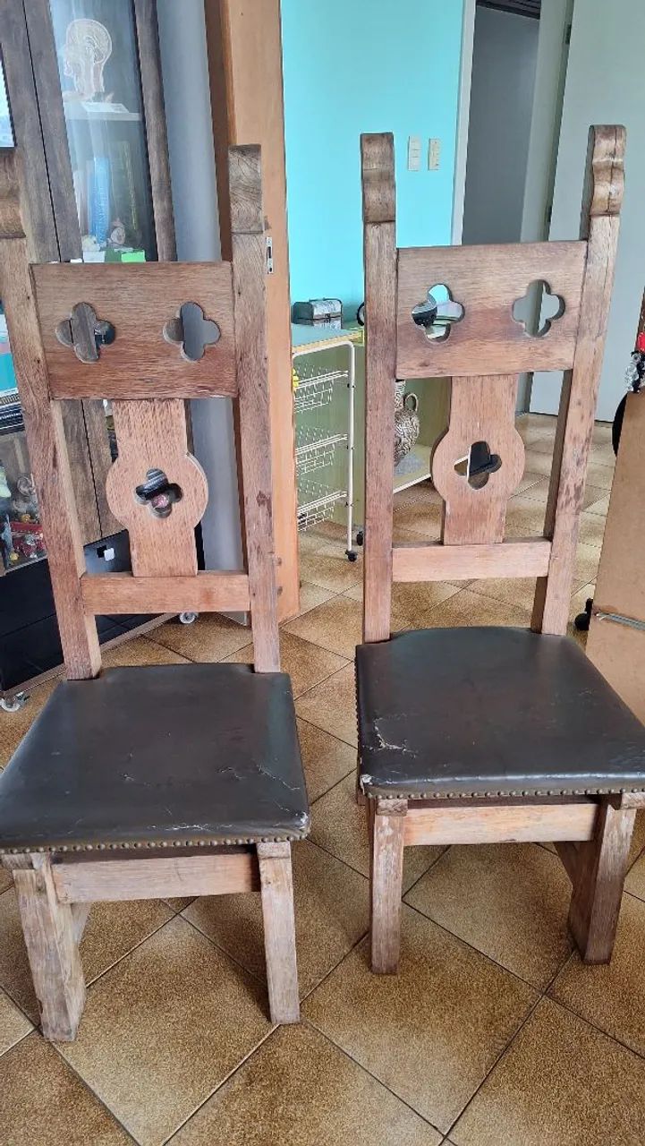 2 cadeiras de madeira maciça estilo colonial e assento de couro