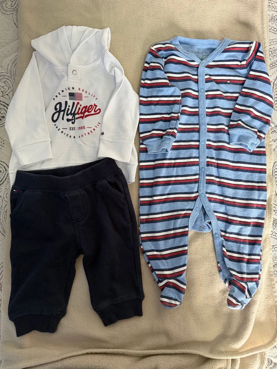 Conjunto bebê Tommy Hilfiger e macacão Tommy Hilfiger 