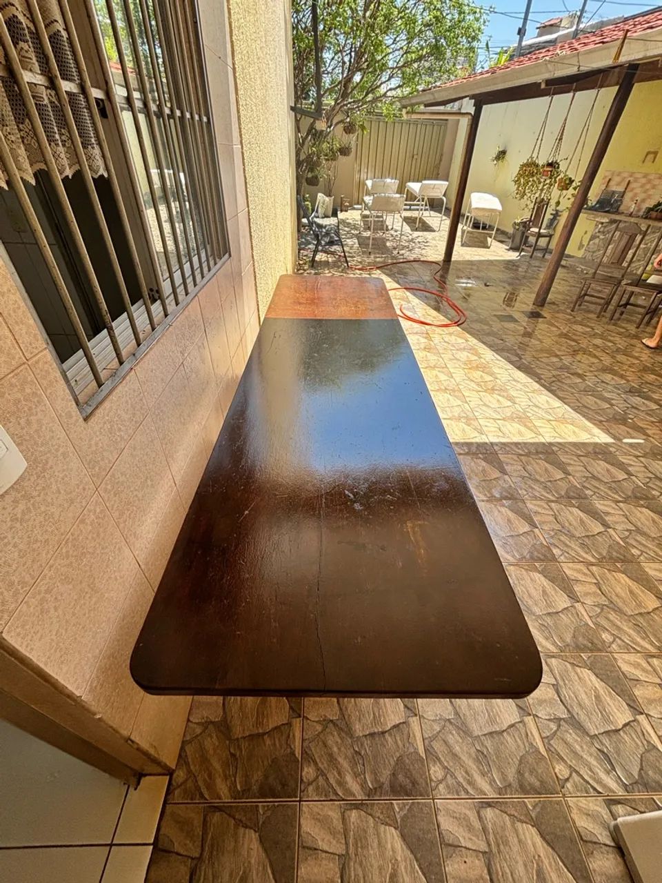 Mesa de madeira maciça com dez cadeiras  - Foto 5