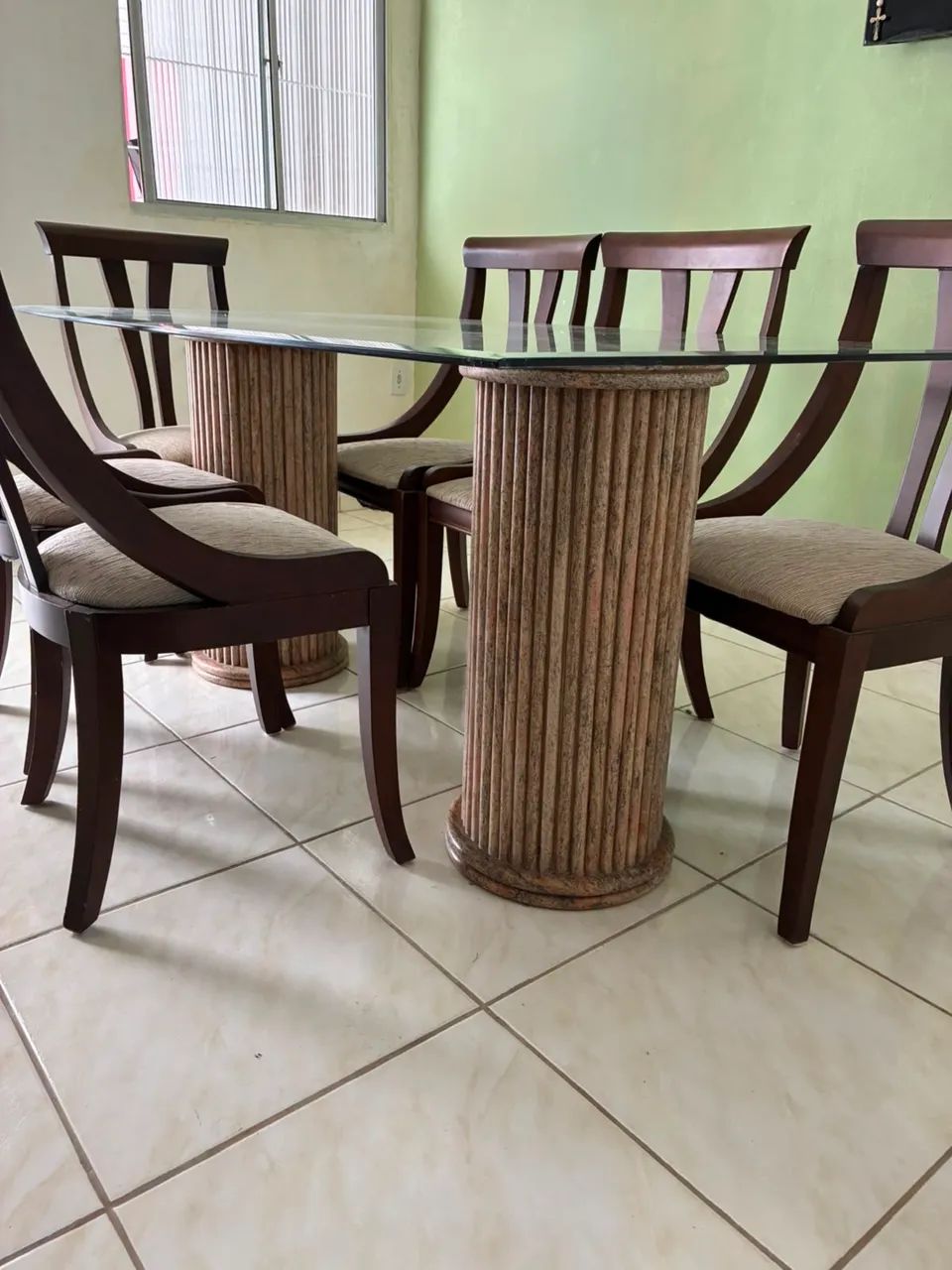 Mesa com pés de mármore detalhado 