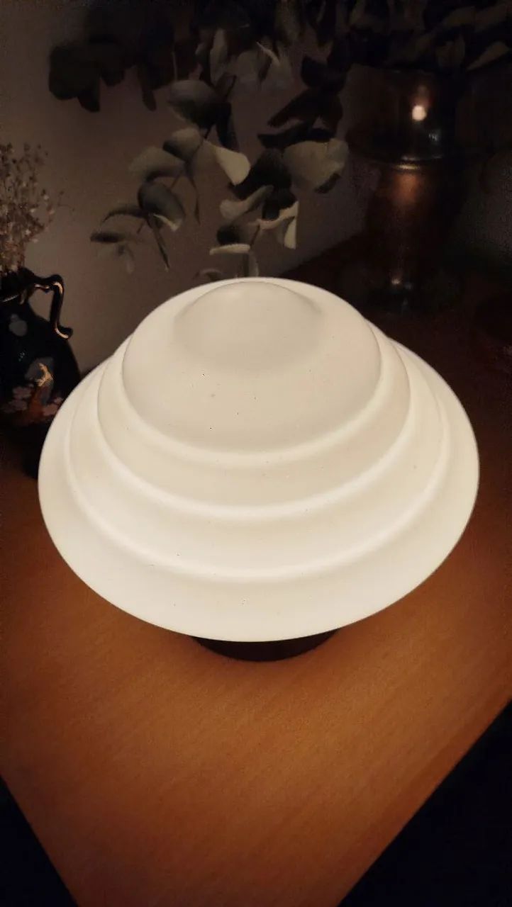 Luminária com rara cúpula de opalina branca e base de madeira torneada, segmentada - Foto 4