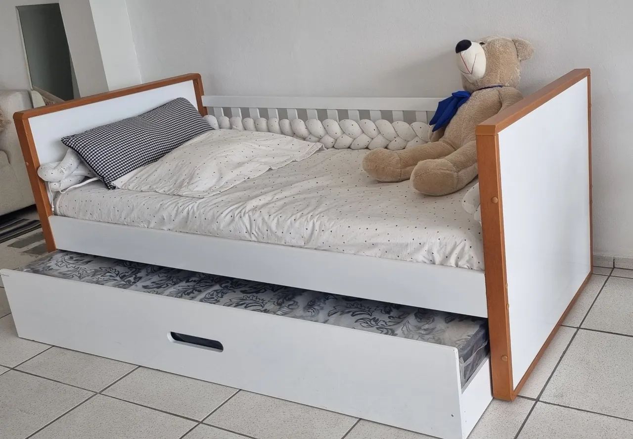 Cama infantil com auxiliar branco e freijó 