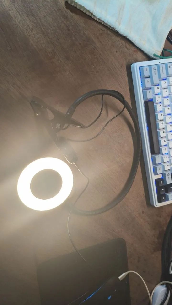 Luminária LED VILU ONE USB com Garra e Haste Flexível - Foto 4