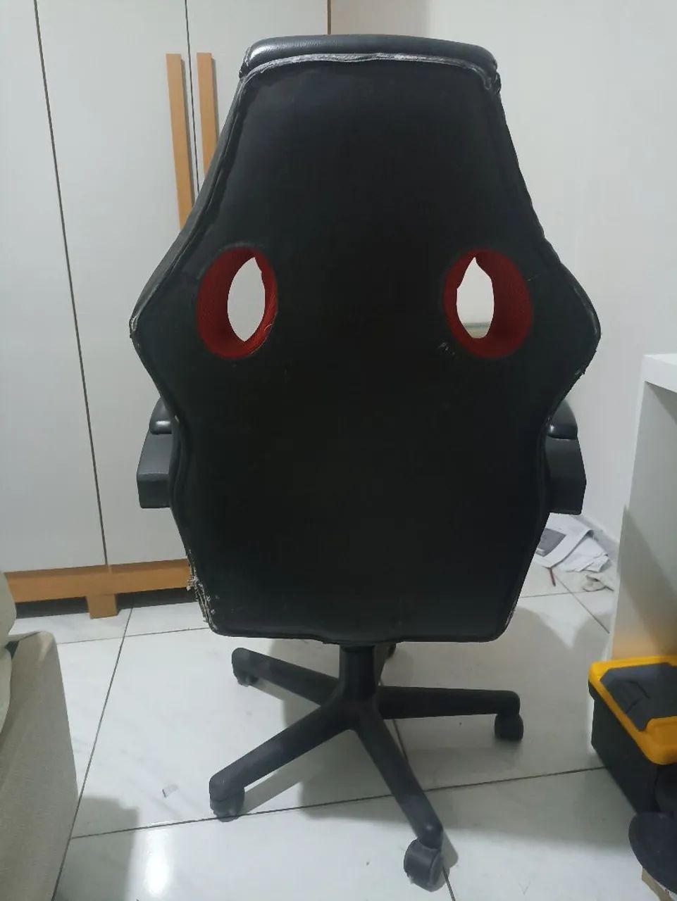 Cadeira gamer vermelha e preta usada - Foto 4