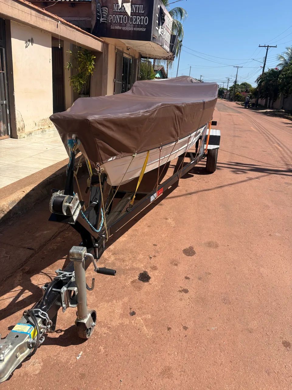Vendo barco com motor e carroça 