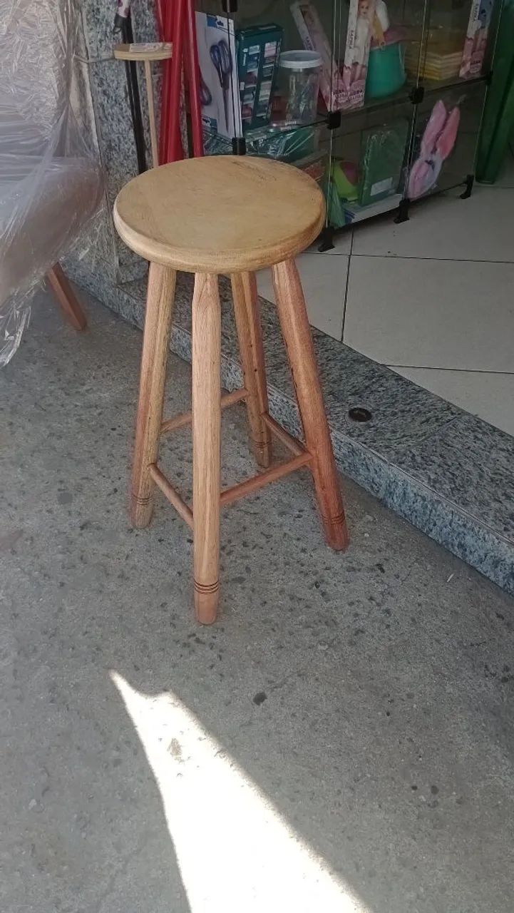 Vendo banquetas e bancos em madeira  - Foto 2
