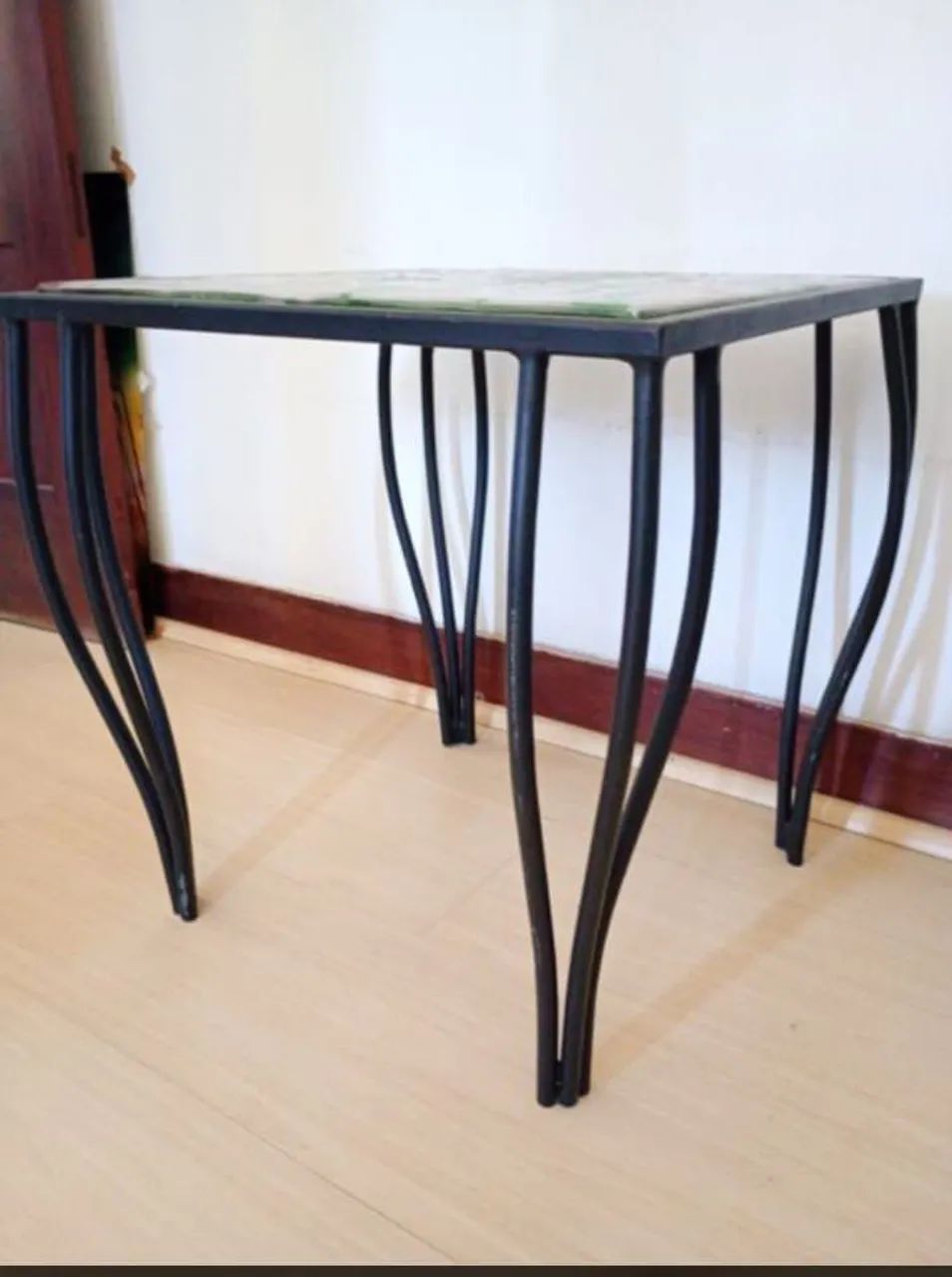 Mesa antiga, pé de ferro e tampo de vidro pintado  - Foto 4