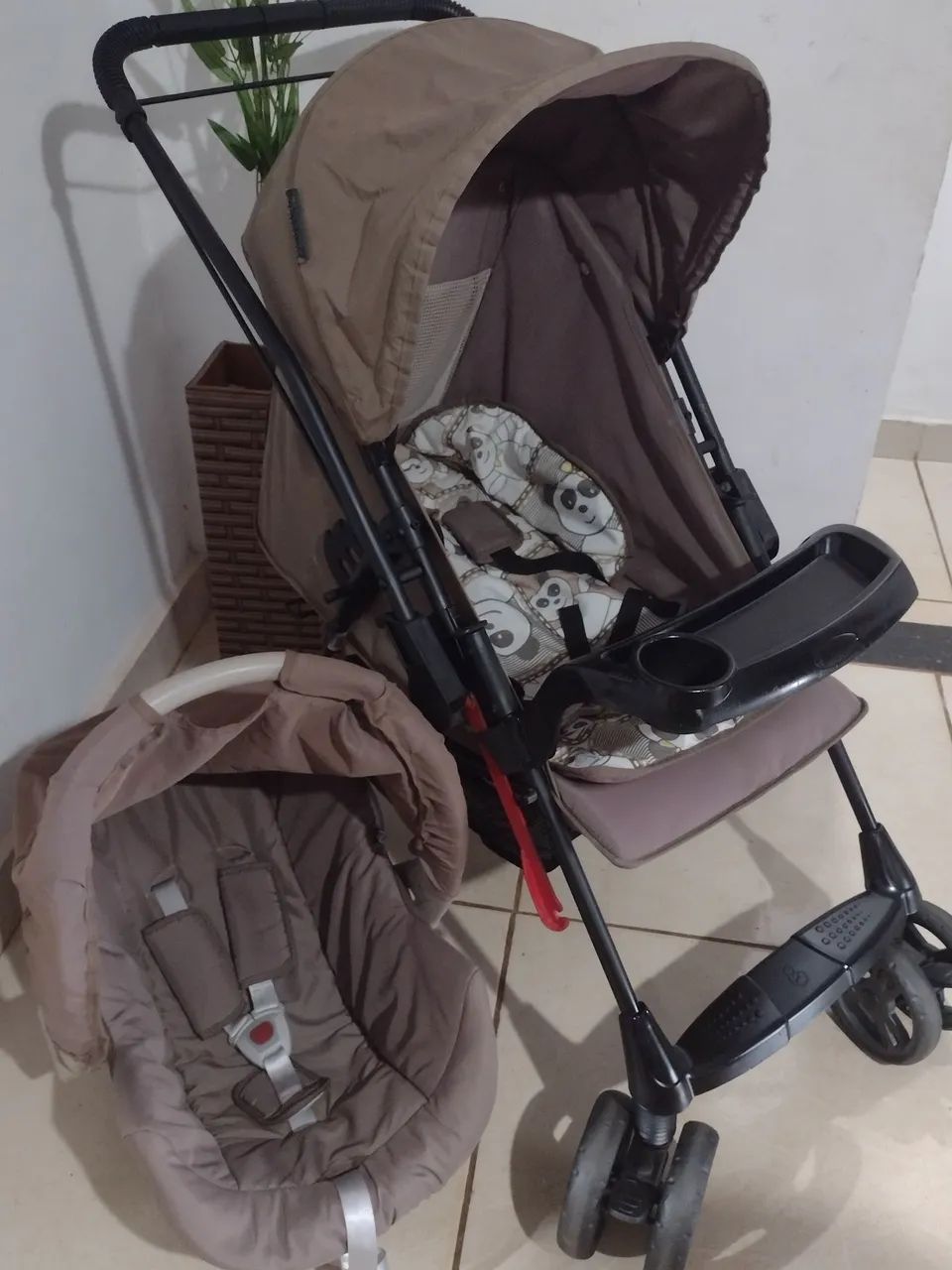Carrinho com bebê conforto 
