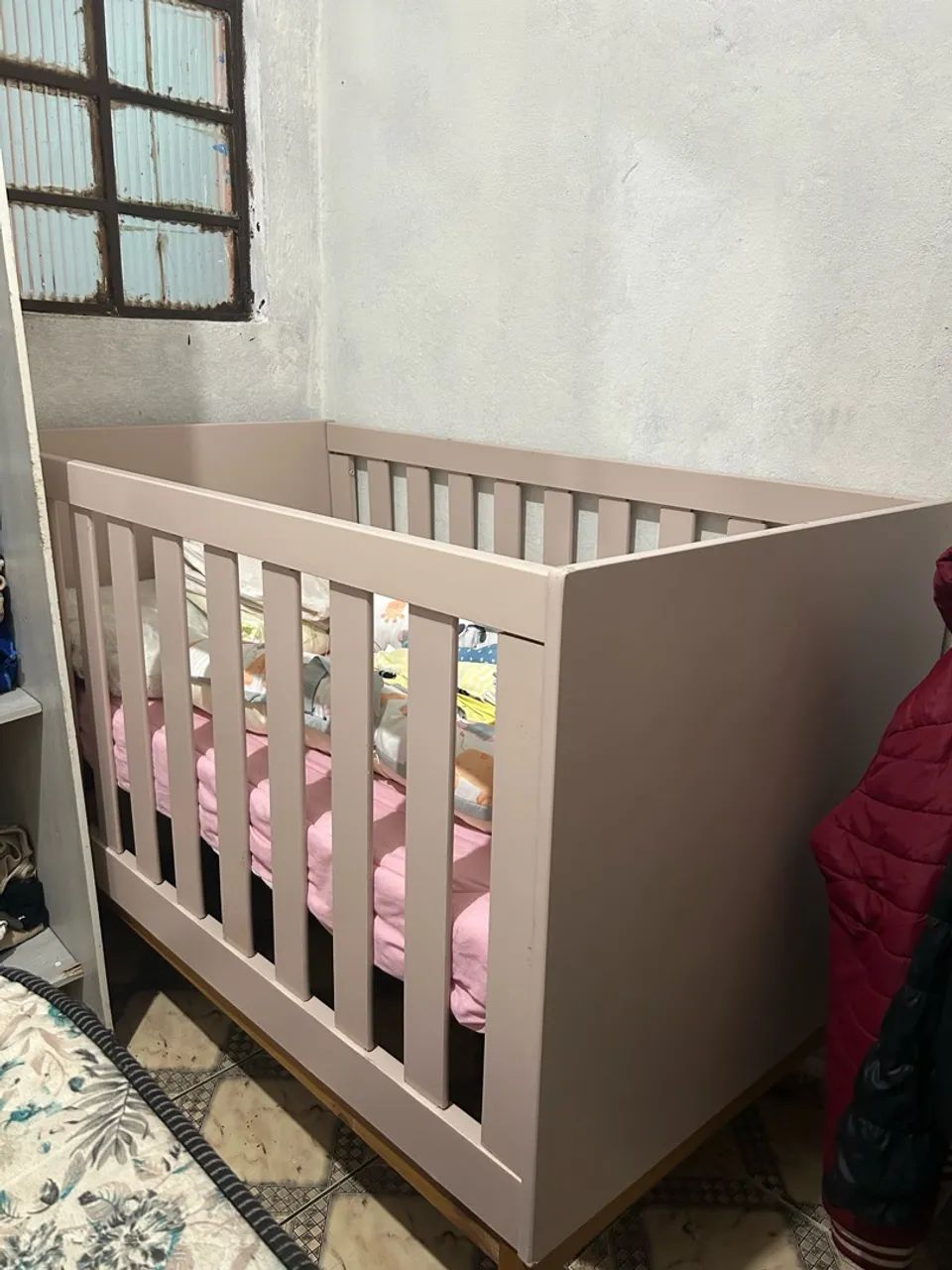 Berço rosa para bebê 