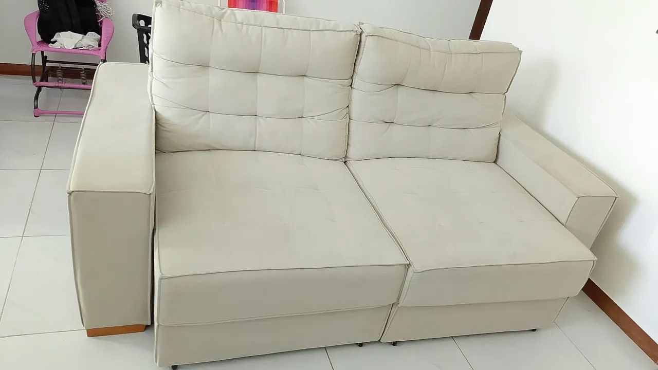 Vendo sofá retrátil na cor bege/off-white, muito confortável e espaçoso. - Foto 2