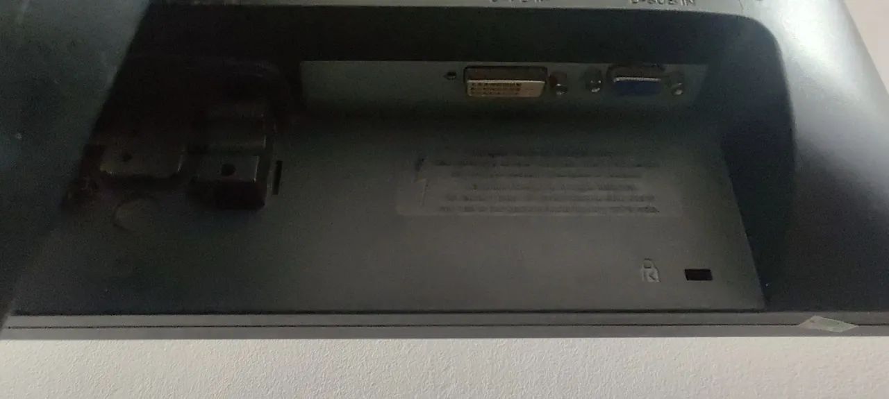 Monitor LG 20" VGA/DVI com base giratória  - Foto 5