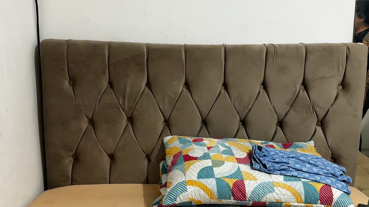 cabeceira estofada com acabamento em capitonê/botoada,