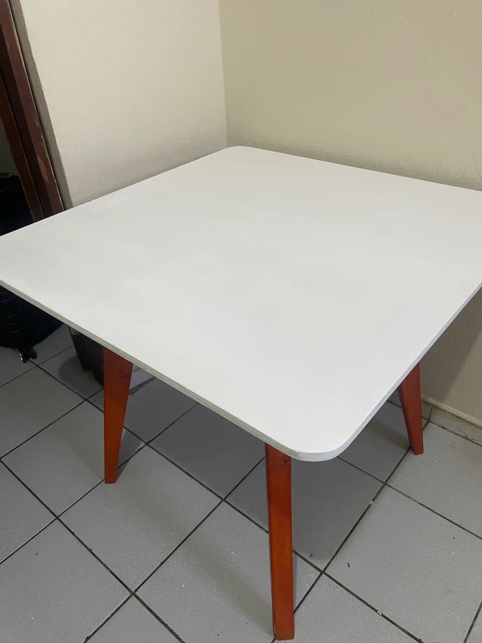Mesa branca quadrada 