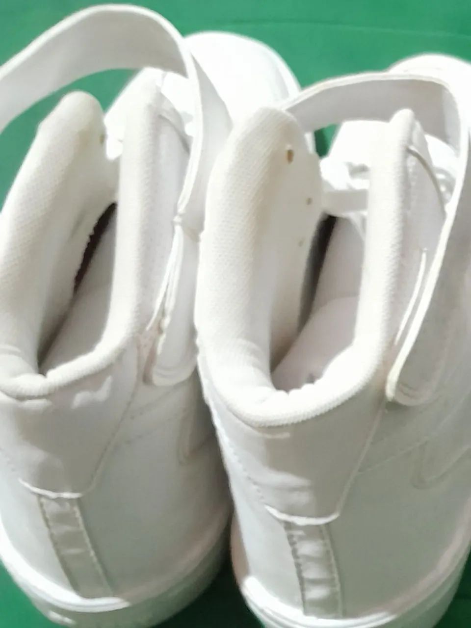 UM PAR DE BOTAS NUMERO 42