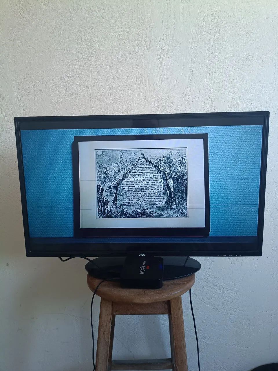 Tv aoc 32 polegadas funcionando normalmente apenas com 3 listinhas finas na tela - Foto 2