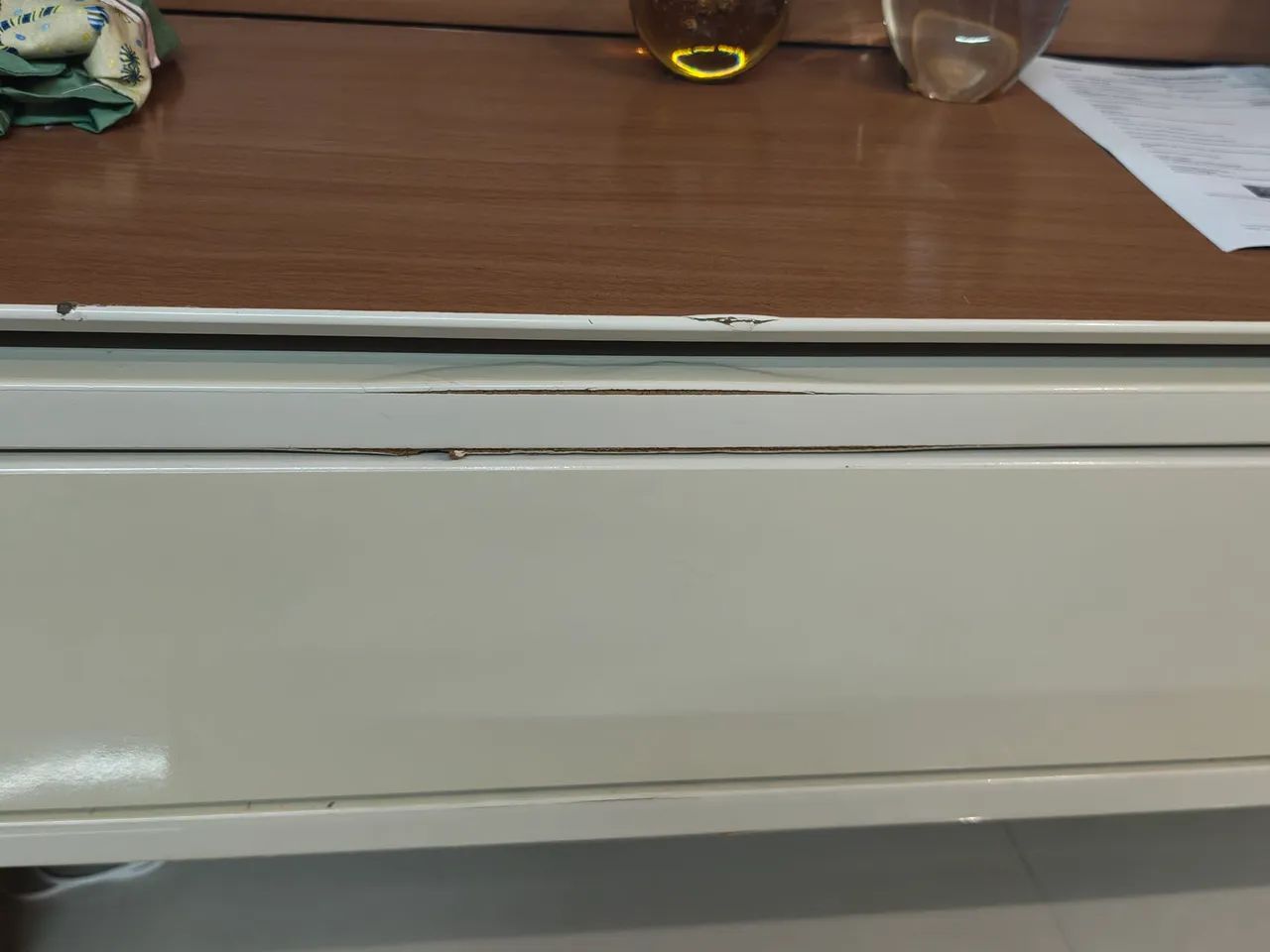 Home com painel e gaveta