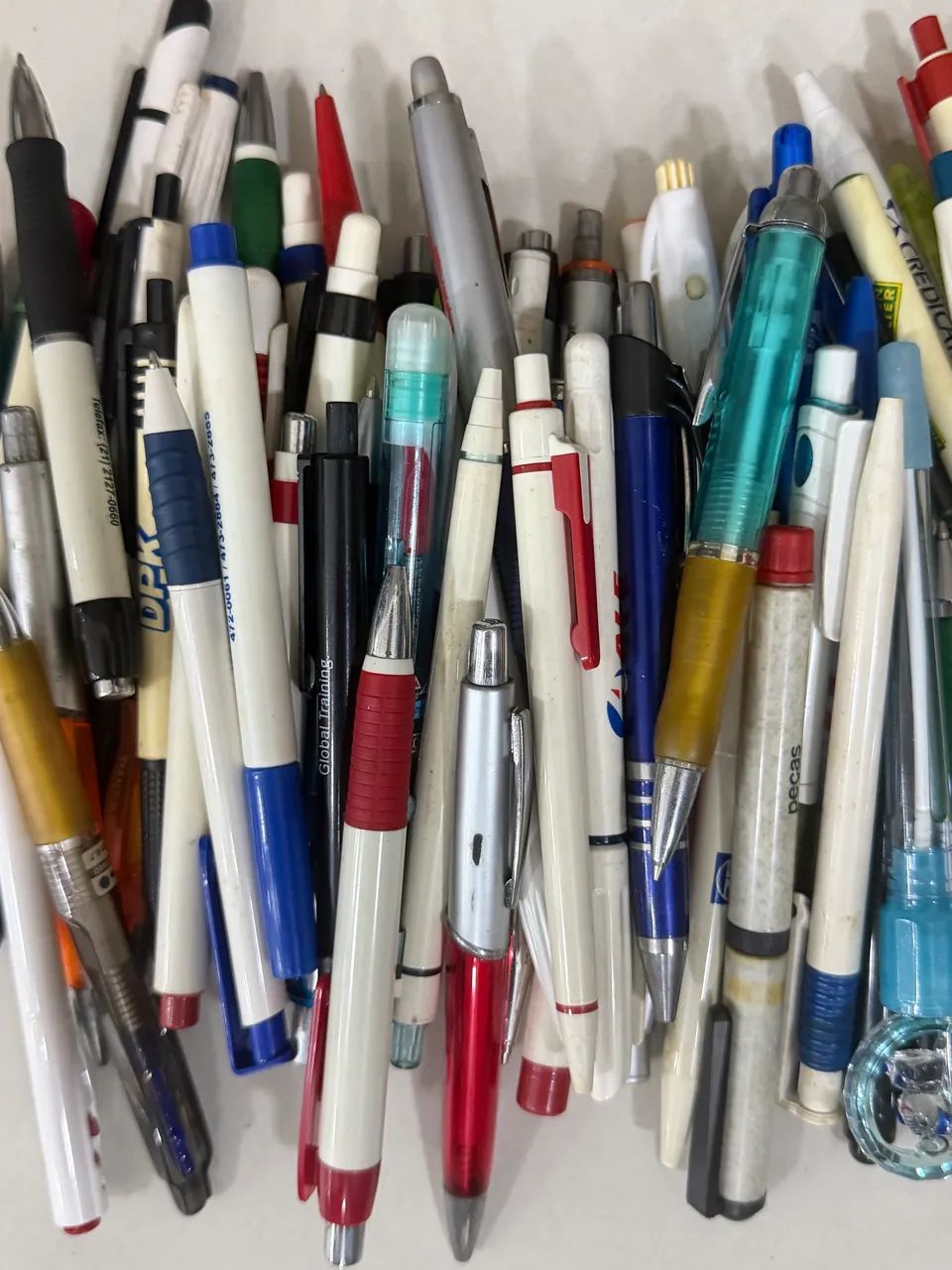 Lote contendo 60 canetas antigas de diversos modelos, cores e marcas. - Foto 3