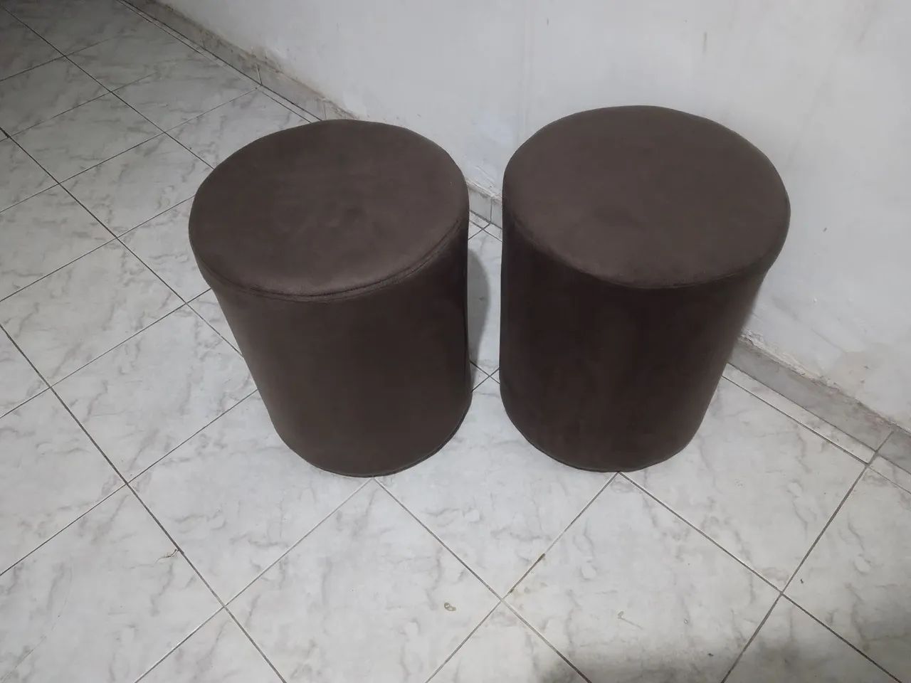 Pufs redondo cor marrom veludo  - Foto 2