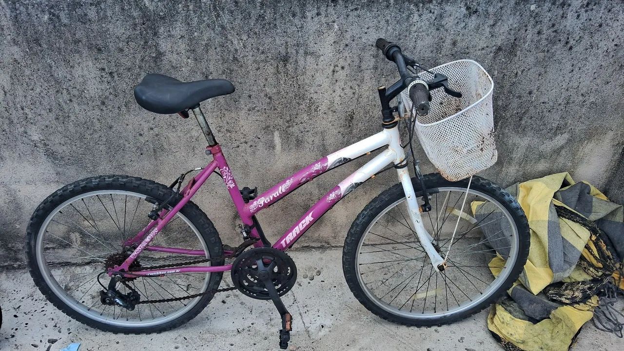 Bicicletas usadas paradas - Foto 3