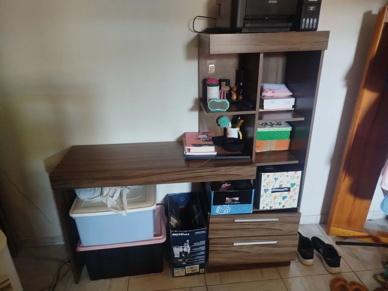 Mesa escrivaninha com nichos