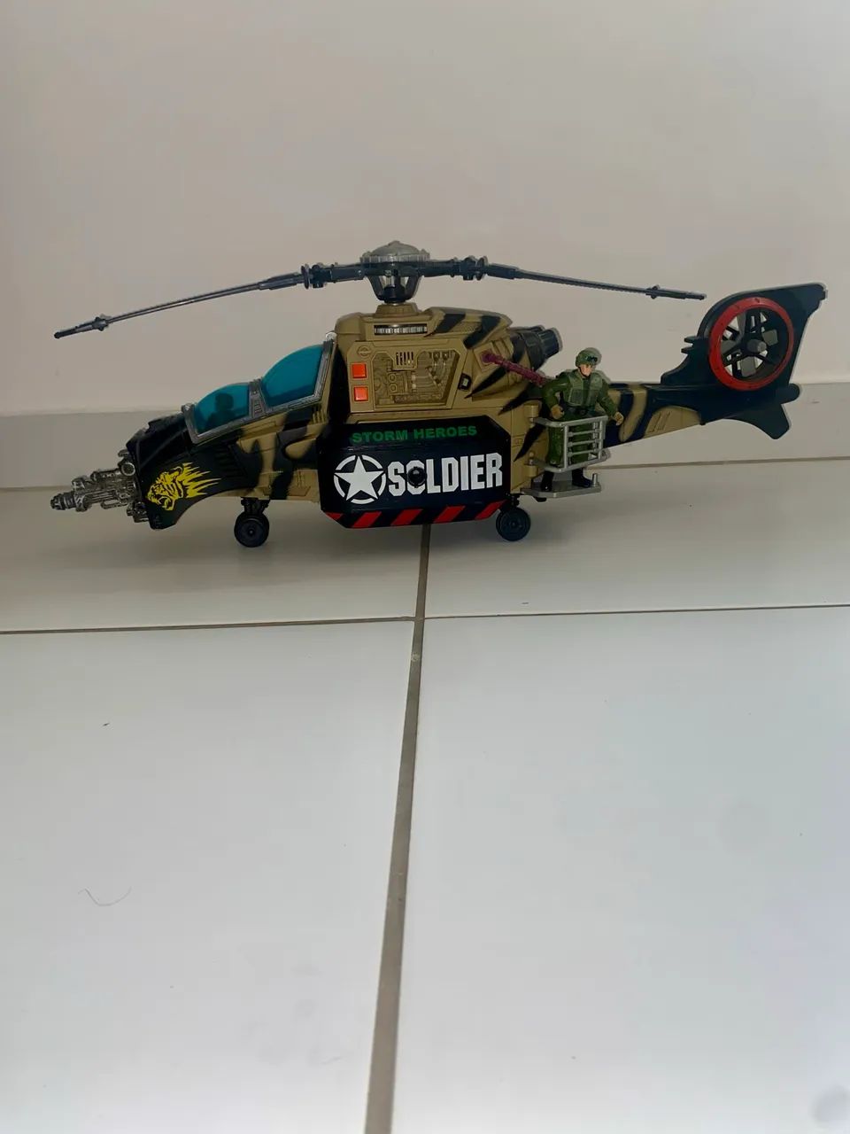 Helicóptero de brinquedo 