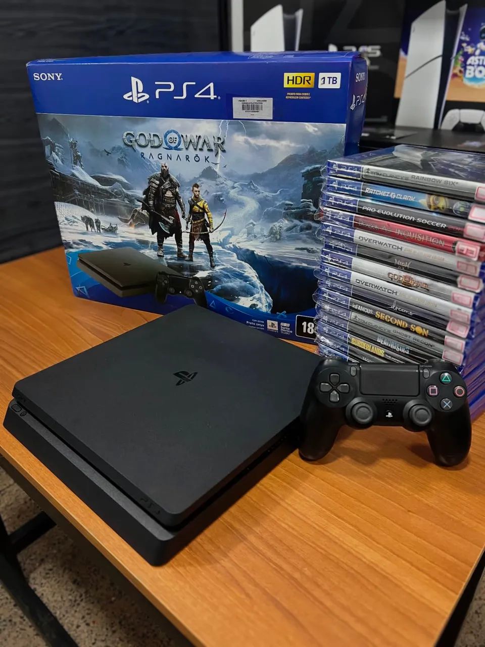 PS4 slim com 2 controles, caixa e jogos em excelente estado!  - Foto 3