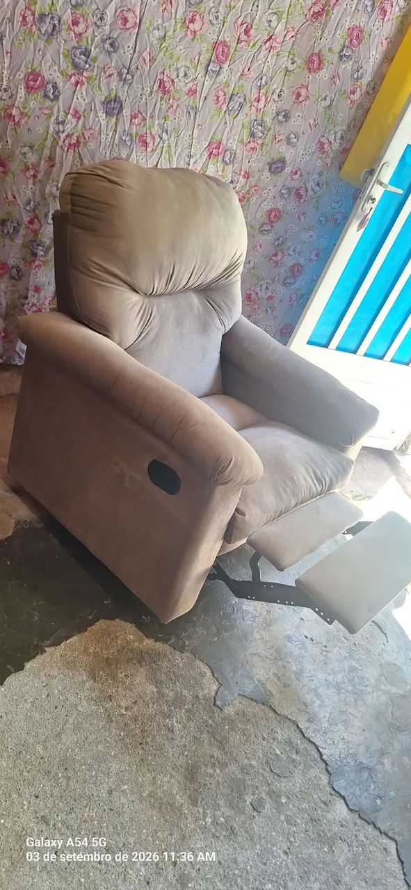 VENDO SOFÁ "DO PAPAI" REINCLINÁVEL - Foto 4