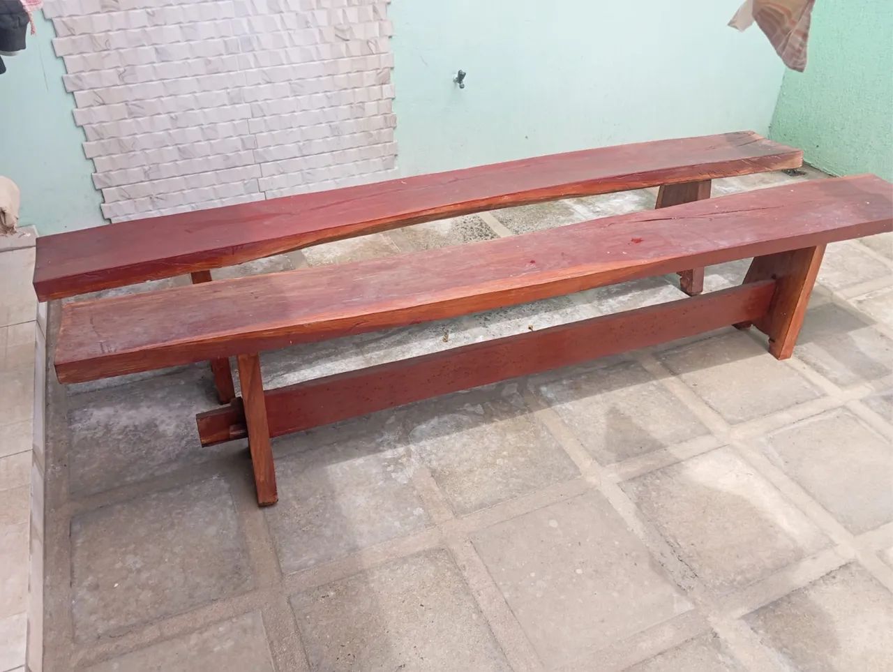 Mesa de madeira com dois bancos  - Foto 5