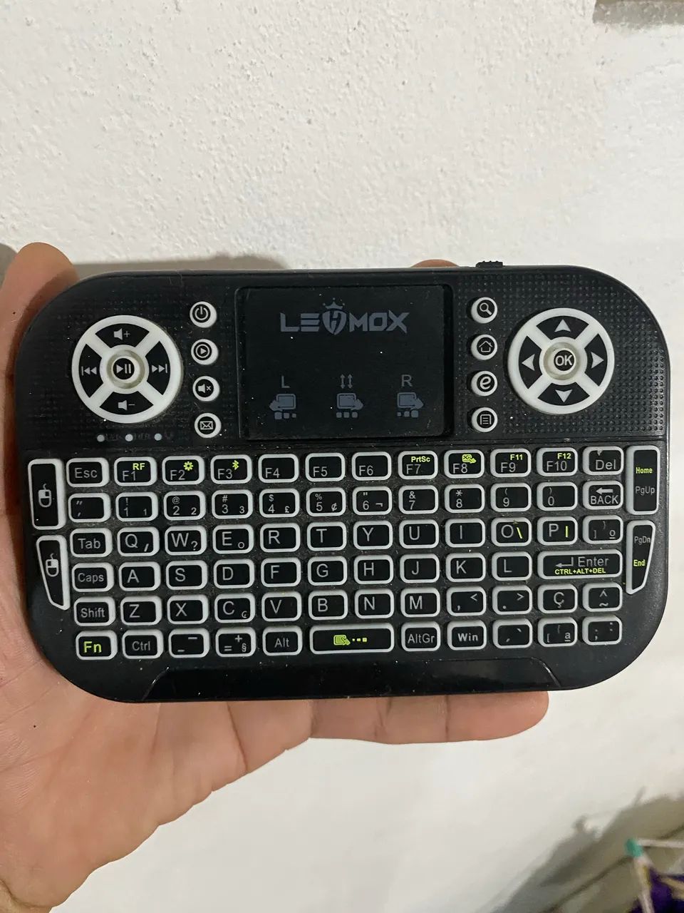 mini teclado sem fio com touchpad, da marca LEMOX.